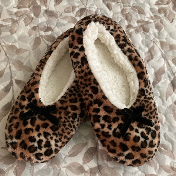 Leopard Print Slippers with Faux Fleece Lining - Picture 1 of 6